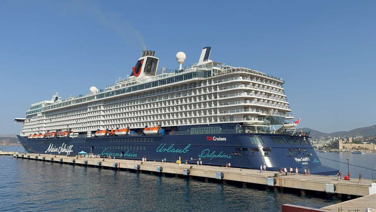 Bodrum'a Dev Kruvaziyer Mein Schiff 5, 2 Bin 746 Yolcusuyla Bodrum Limanı'na Demir Attı 3